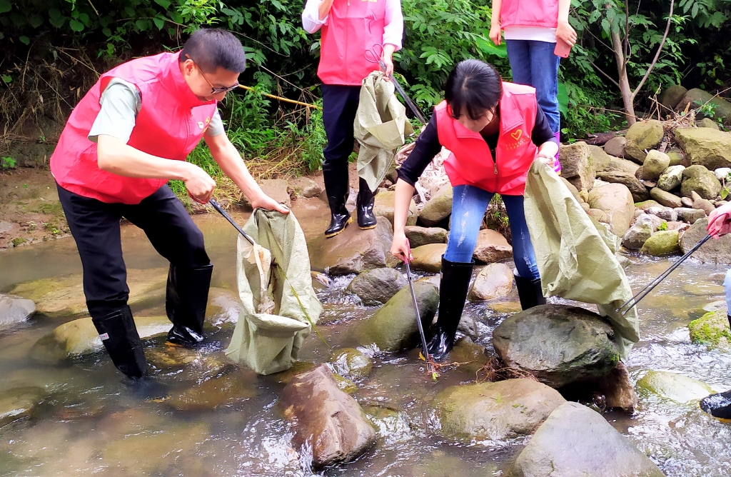 5.27日，，，，，为了提倡“人与自然协调共生”，，，，，天城治理中心党支部与天城镇诗仙社区党支部开展共建活动，，，，，组织青年党员自愿者前往万州区天城镇永生河流域周围整理 ( (5)